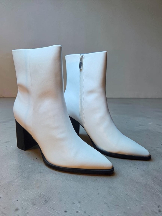 Cellenz Shoes - CELLENZ Women's Heel Ankle Boots in White Size 6.5 ♡